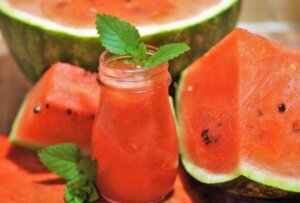 Image of watermelons and fresh watermelon juice to represent seasonal watermelon flavors in non-alcoholic and alcoholic beverages